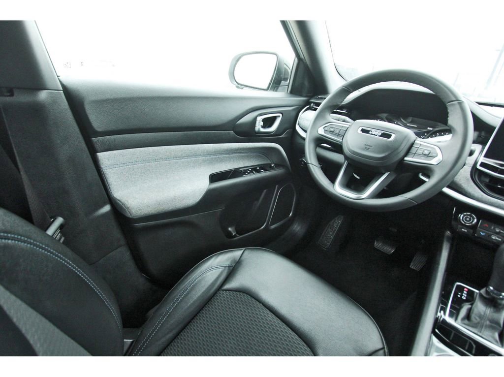 Used 2024 Jeep Compass Latitude image 8