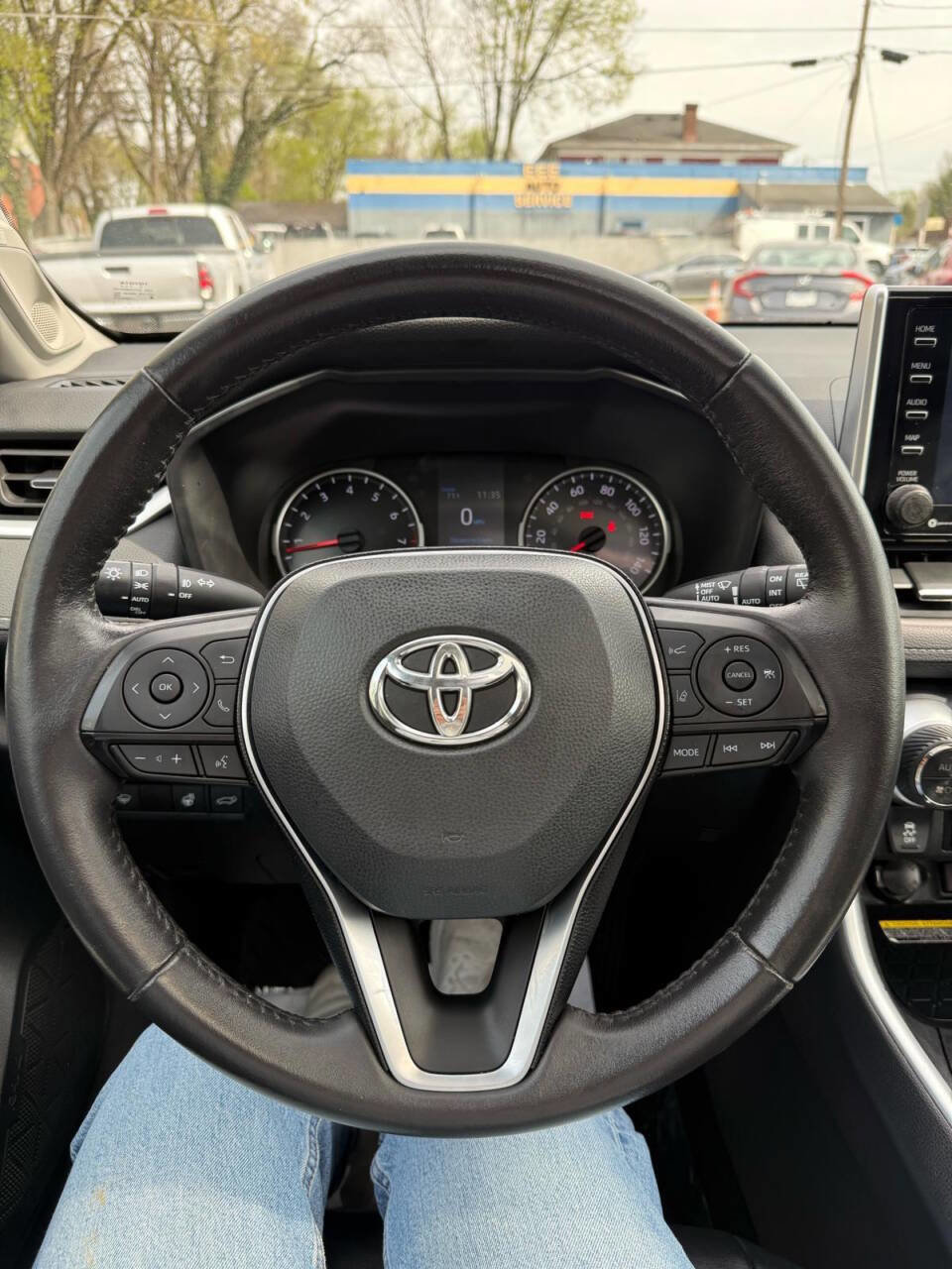 Used 2021 Toyota RAV4 XLE Premium image 22