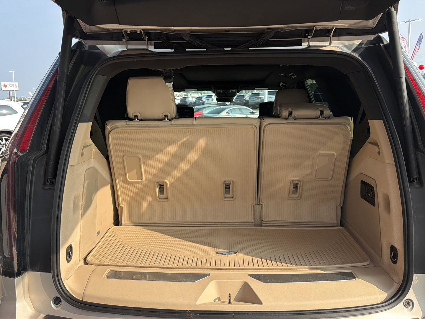 Used 2021 Cadillac Escalade Premium Luxury w/ Performance Package RWD image 17