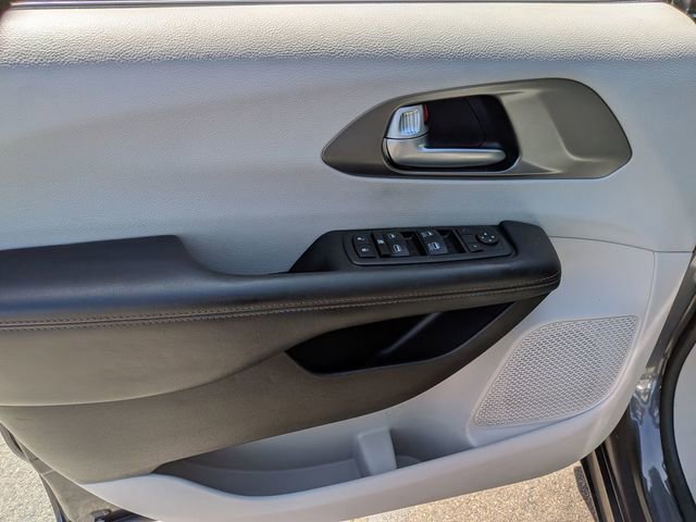 Used 2020 Chrysler Pacifica Touring FWD image 8