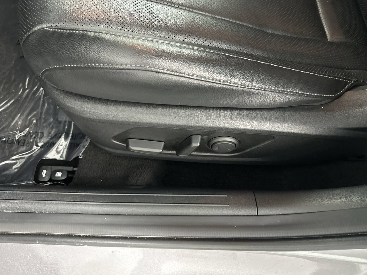 Used 2024 Hyundai Elantra Limited FWD image 3