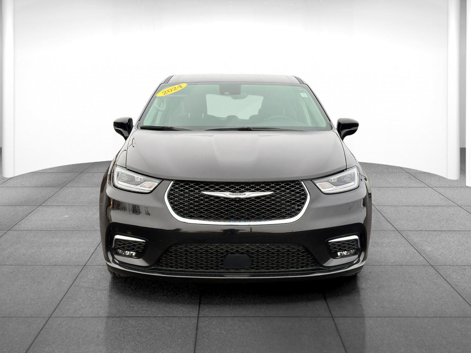 Used 2024 Chrysler Pacifica Touring-L image 2