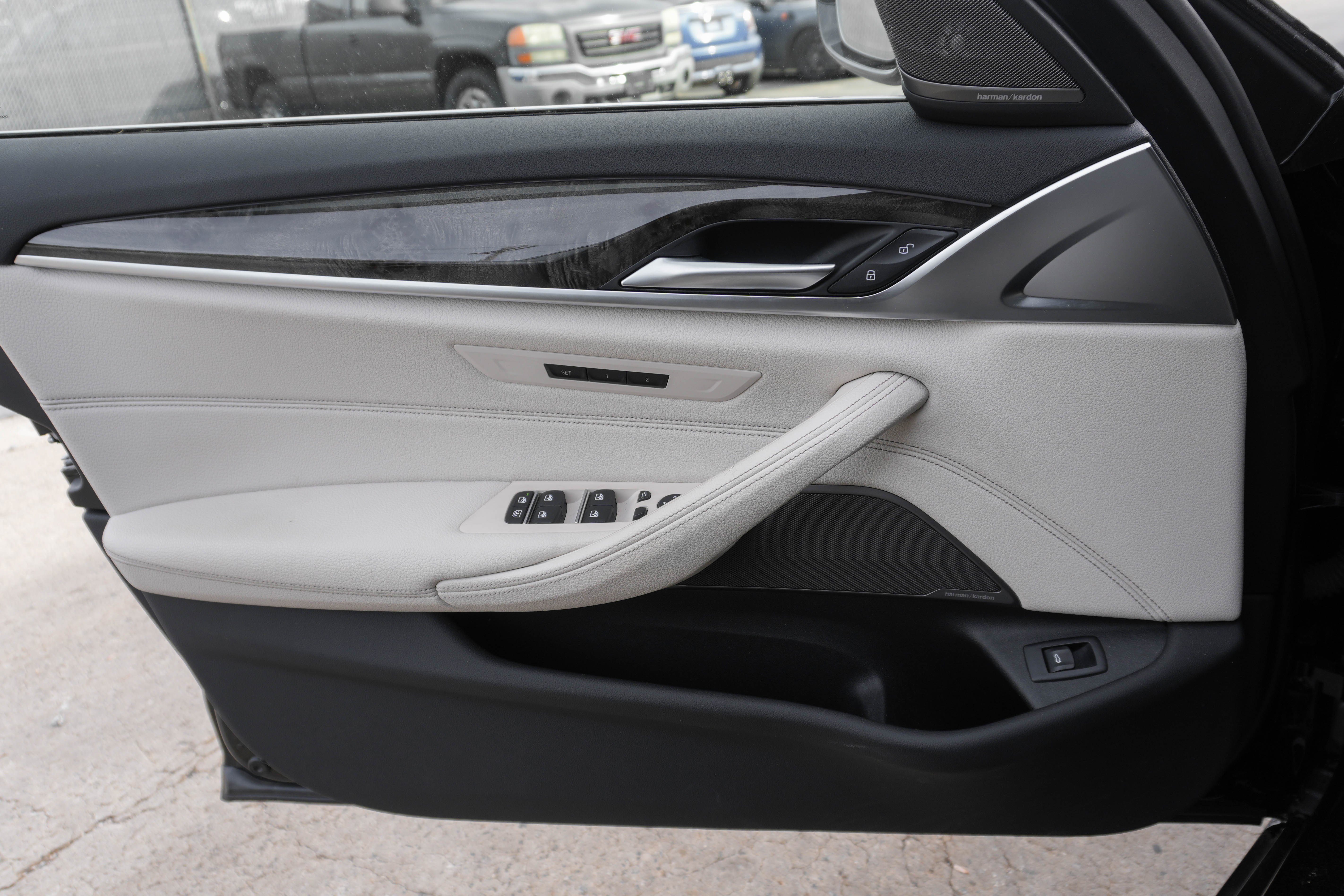 Used 2023 BMW 540i w/ Executive Package image 28