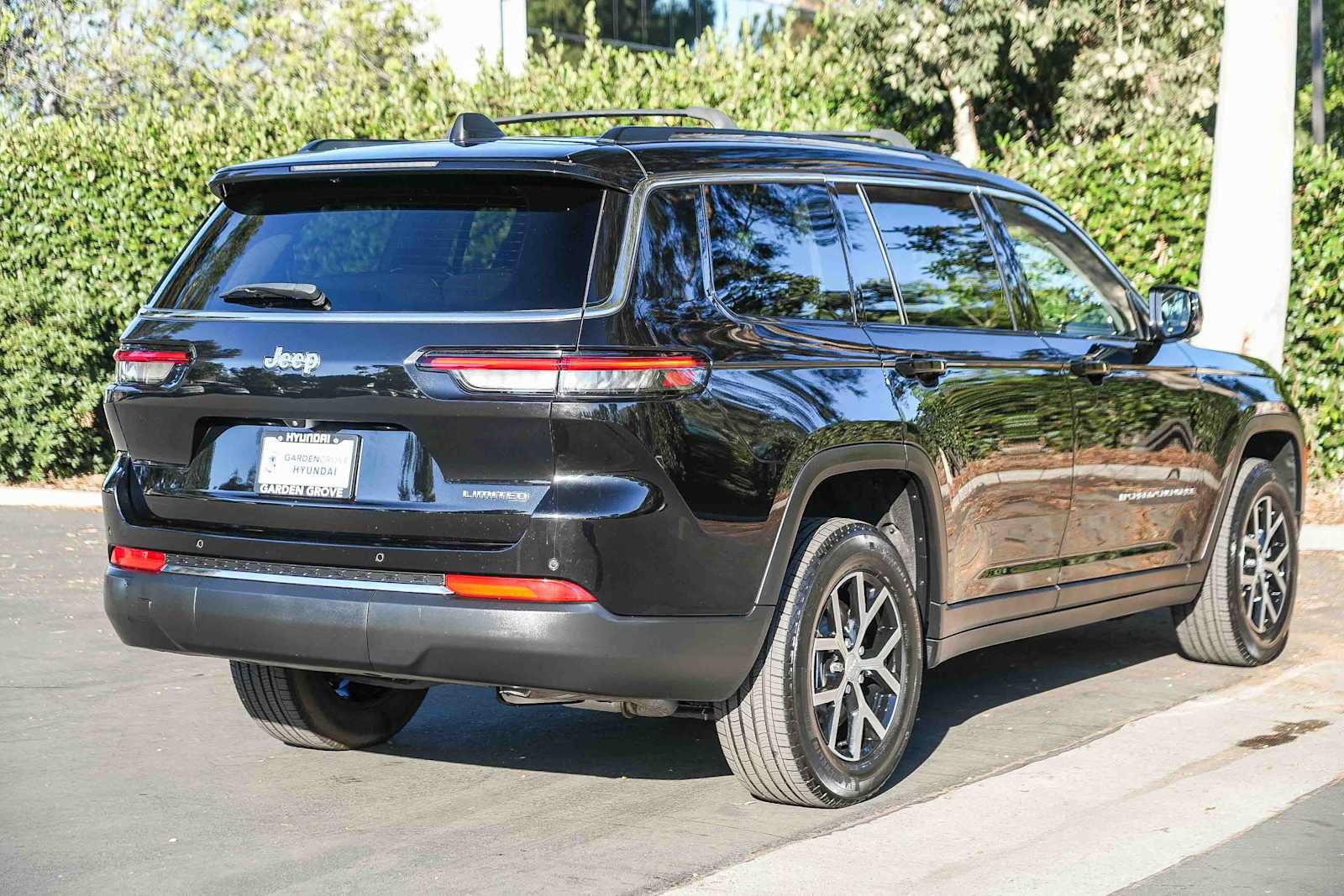 Used 2023 Jeep Grand Cherokee L Limited RWD image 6