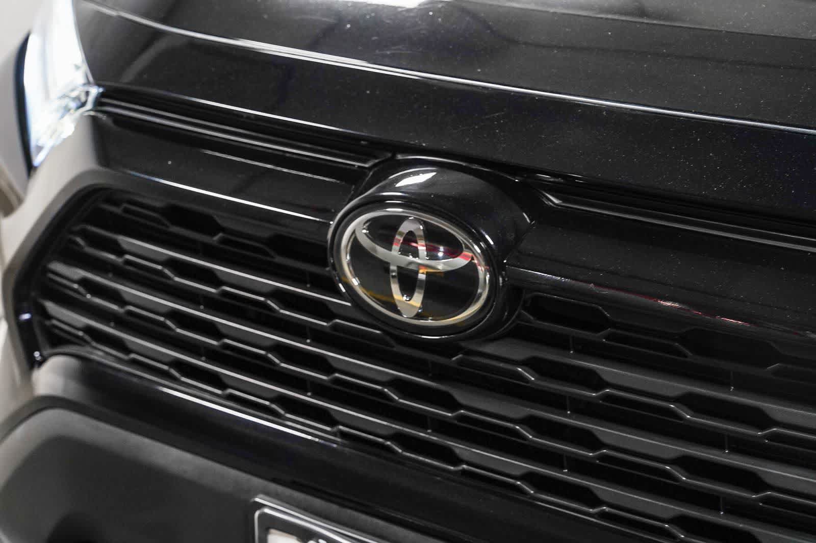 Certified 2022 Toyota RAV4 XLE w/ Convenience Package FWD image 9