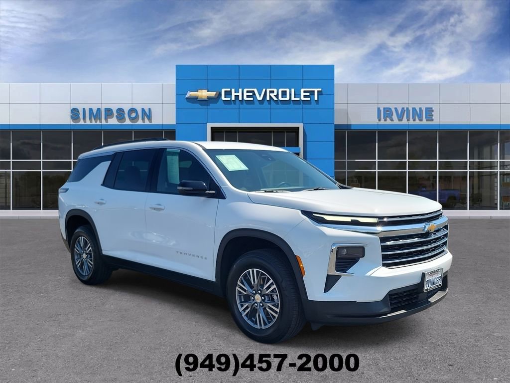 Used 2026 Chevrolet Traverse LT FWD image 2