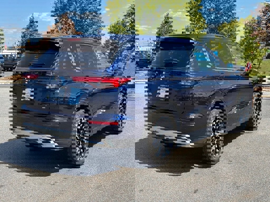 Used 2024 Mitsubishi Outlander SE image 3