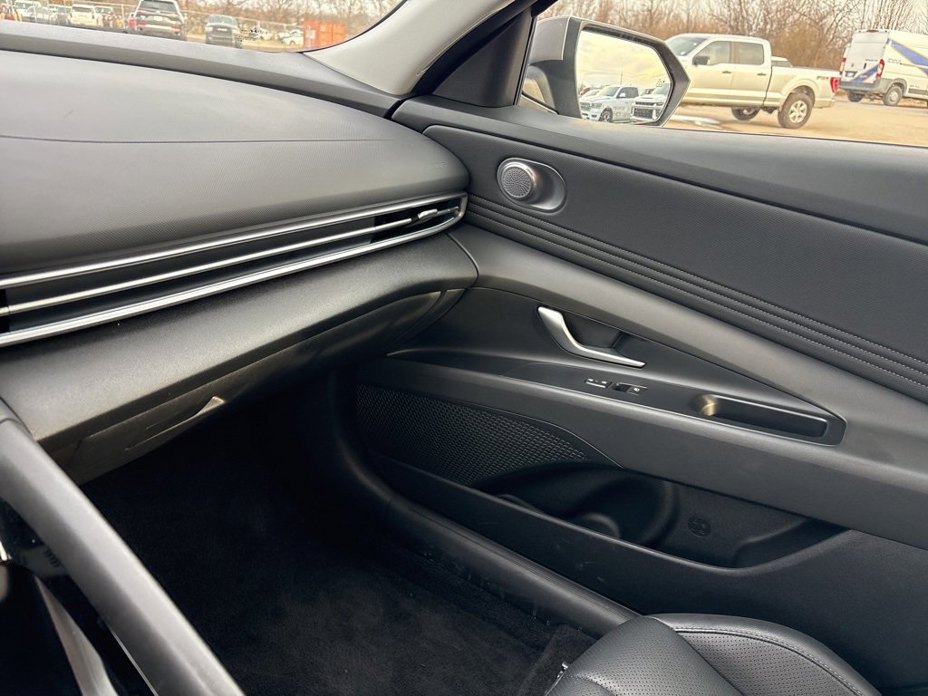 Used 2025 Hyundai Elantra Limited image 22