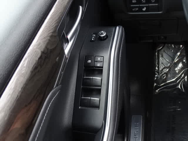 Used 2024 Toyota Highlander Limited FWD image 38