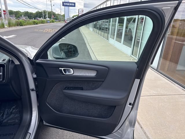 Used 2025 Volvo XC40 B5 Plus AWD/4WD image 13