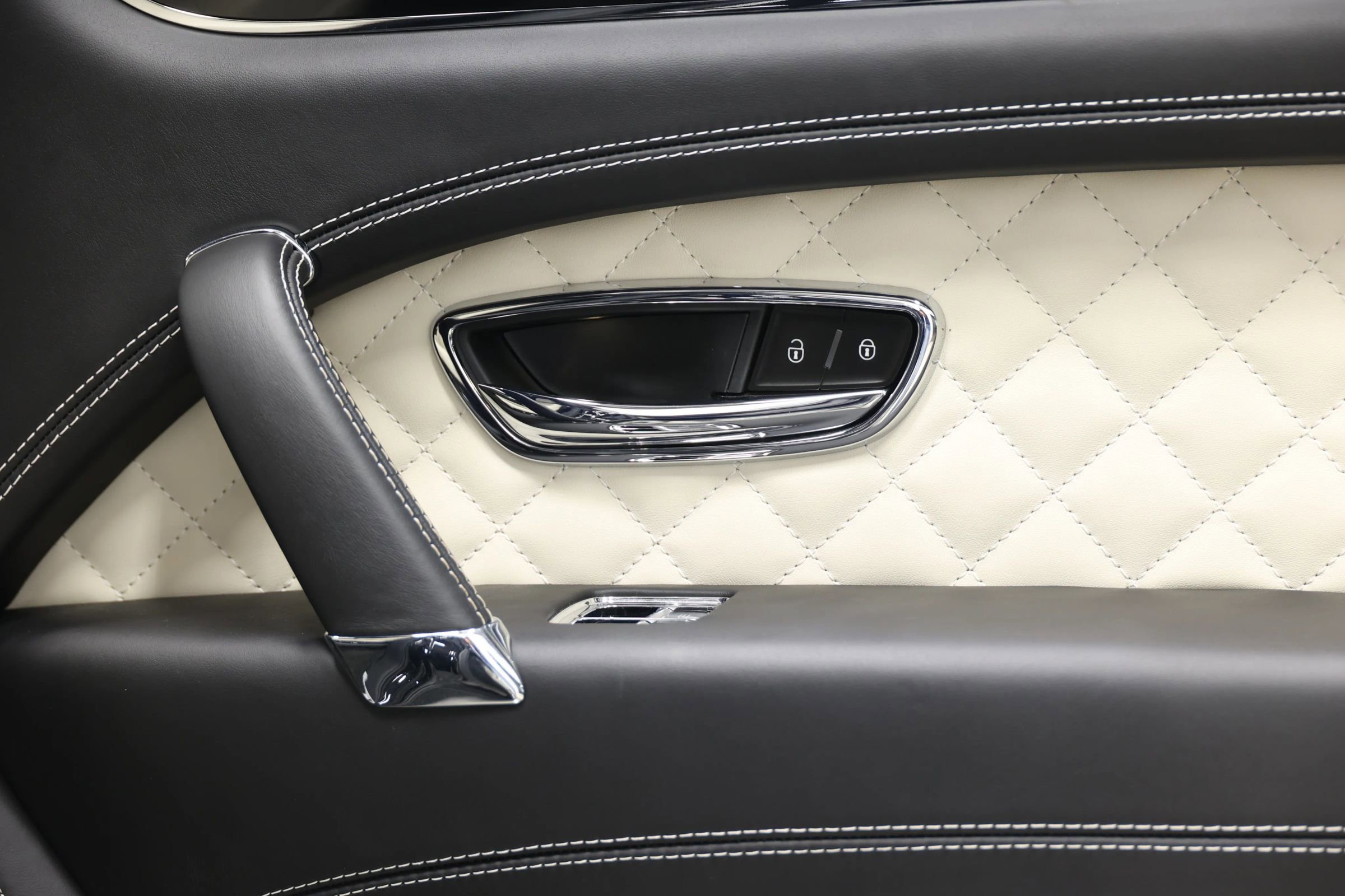 Used 2017 Bentley Bentayga image 71