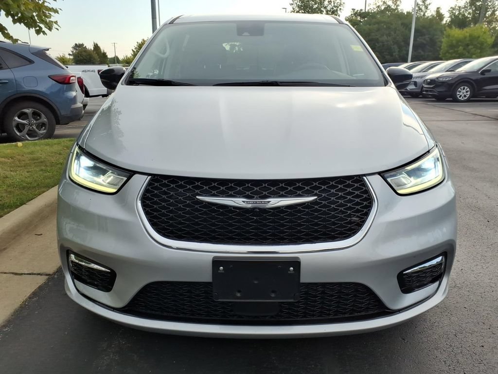 Used 2024 Chrysler Pacifica Touring-L FWD image 2