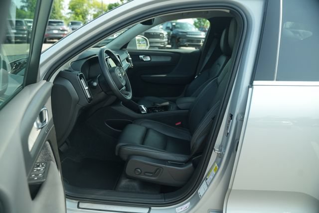 Used 2025 Volvo XC40 B5 Plus AWD/4WD image 14