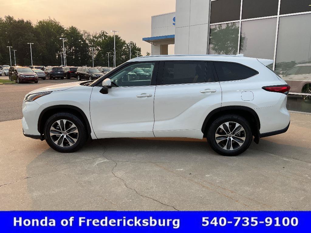 Used 2021 Toyota Highlander XLE AWD/4WD image 3