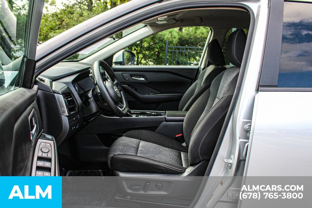 Used 2024 Nissan Rogue SV AWD/4WD image 16