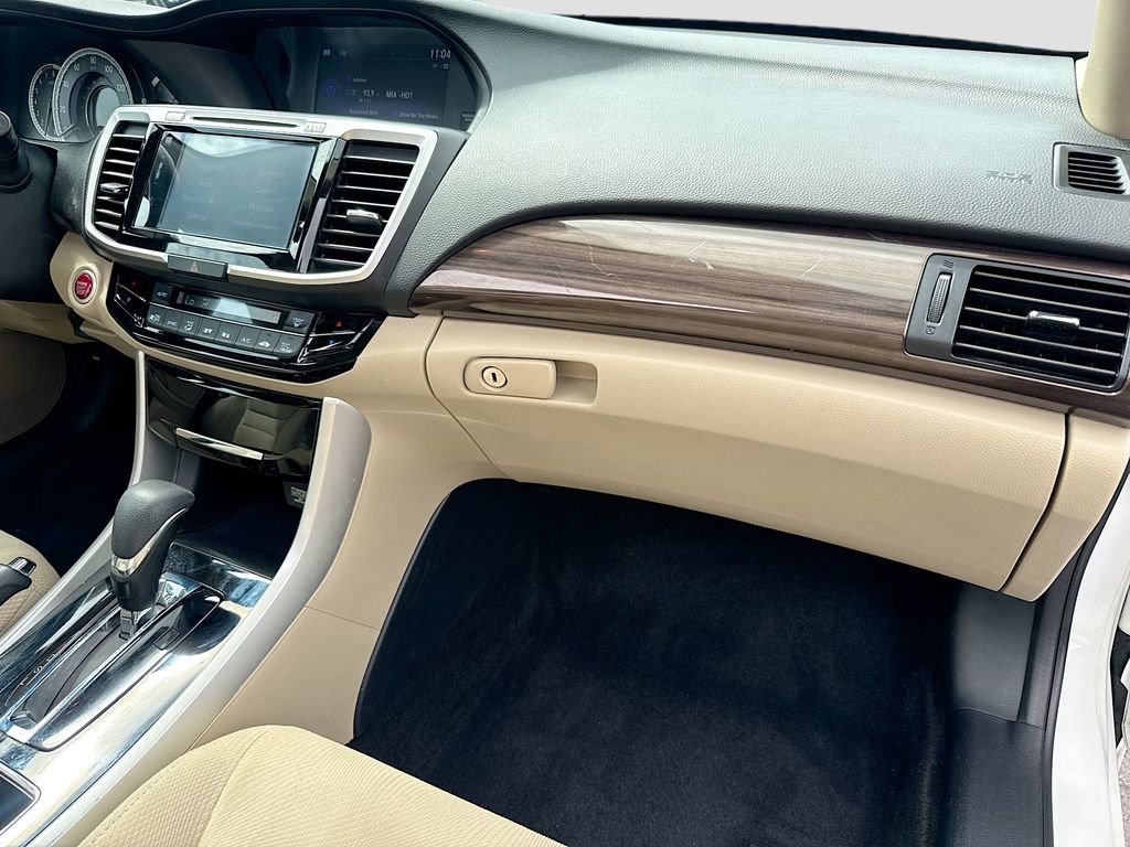 Used 2017 Honda Accord EX image 32