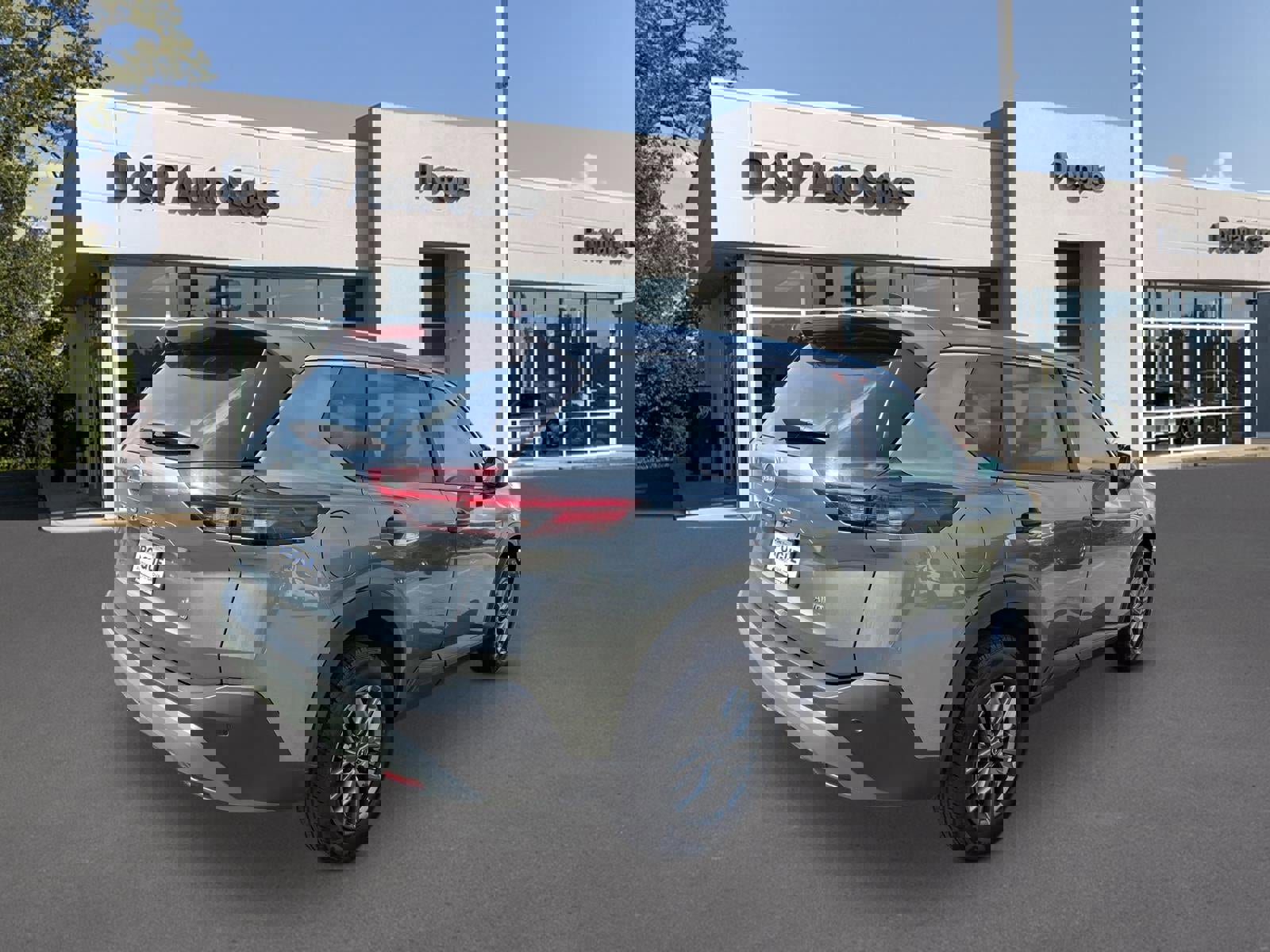 Used 2023 Nissan Rogue S image 2