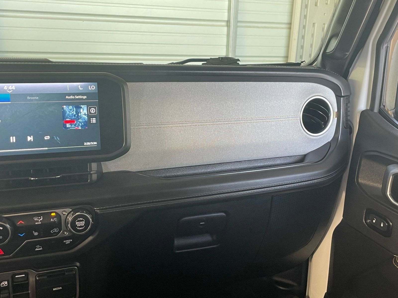 Used 2025 Jeep Wrangler Sahara image 34