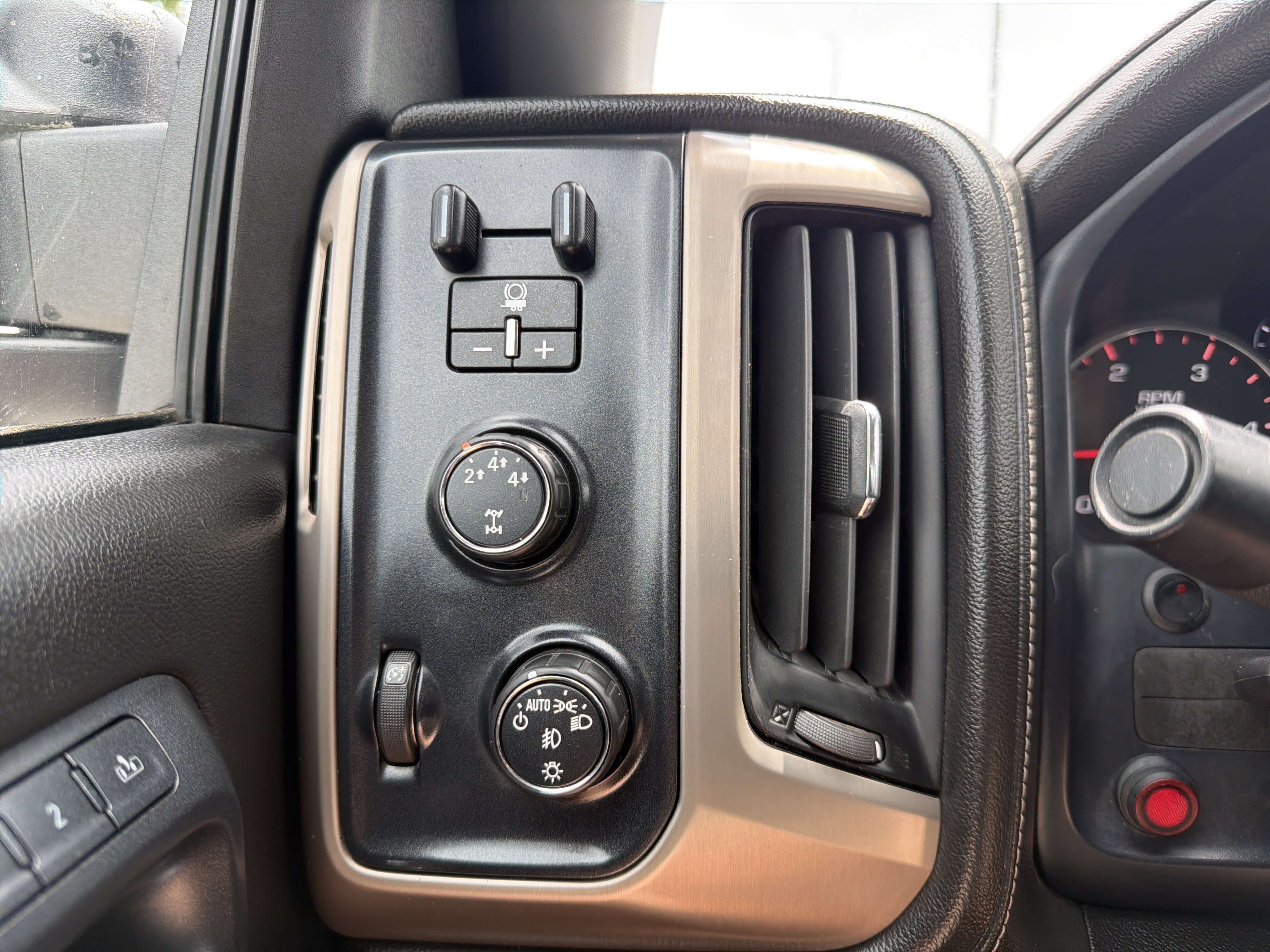 Used 2015 GMC Sierra 2500 Denali w/ Duramax Plus Package AWD/4WD image 29