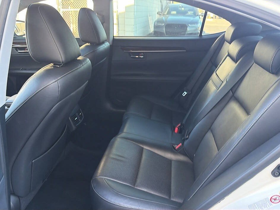 Used 2015 Lexus ES 350 w/ Luxury Package FWD image 17