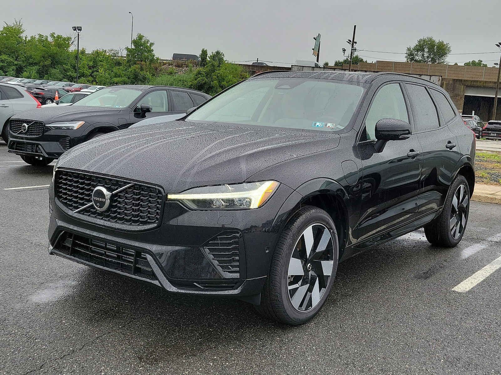 Certified 2025 Volvo XC60 T8 Plus w/ Protection Package Premier AWD/4WD image 2