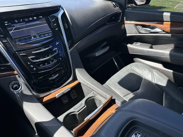 Used 2020 Cadillac Escalade Luxury AWD/4WD image 34