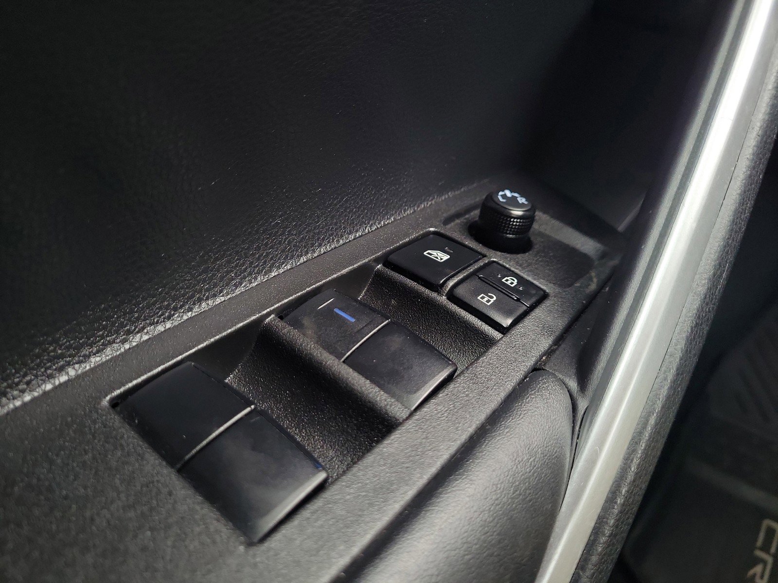 Used 2022 Toyota Corolla Cross XLE w/ Convenience Package AWD/4WD image 21