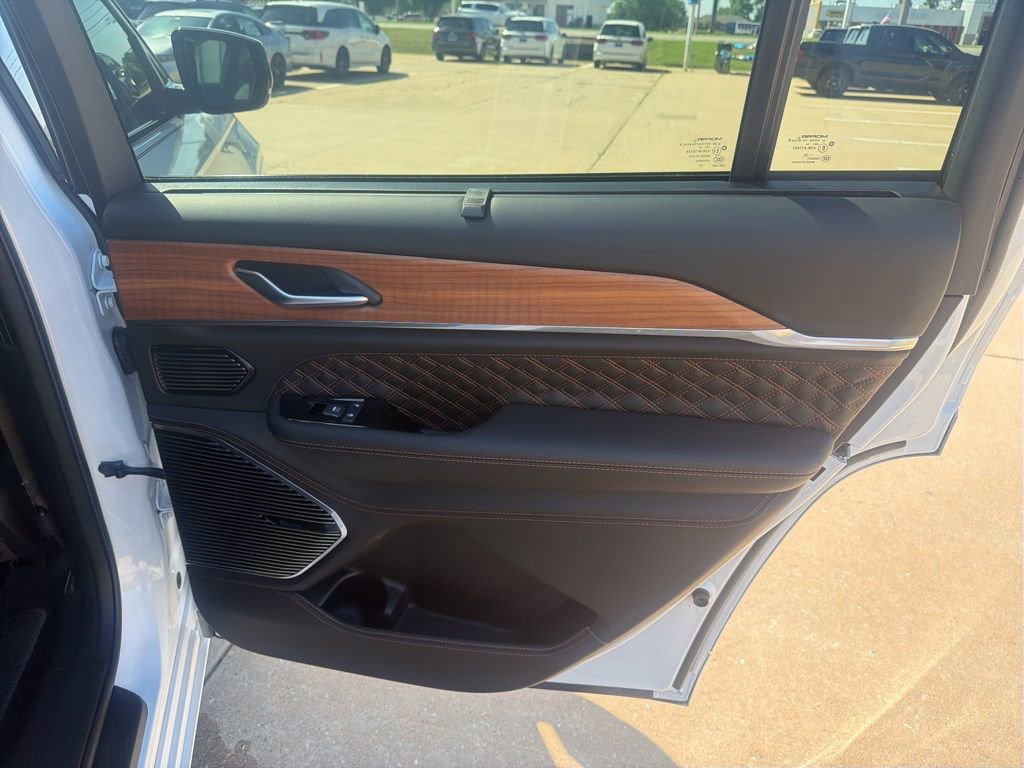 Used 2024 Jeep Grand Cherokee L Summit AWD/4WD image 29