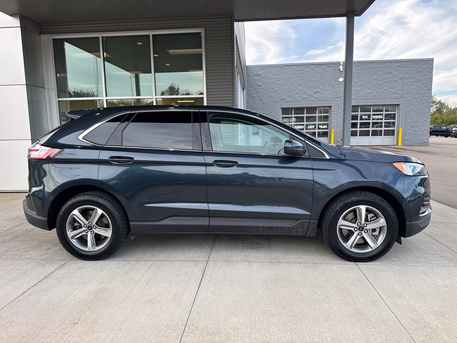 Certified 2024 Ford Edge SEL w/ Convenience Package AWD/4WD image 9