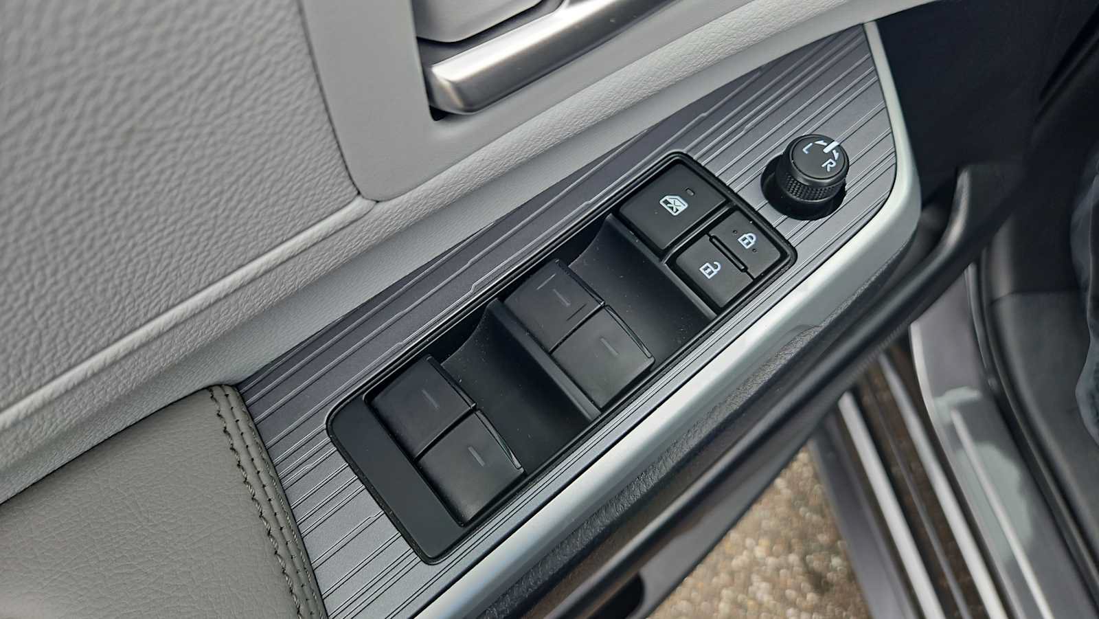 Used 2025 Toyota Sienna XLE w/ XLE Plus Package FWD image 15