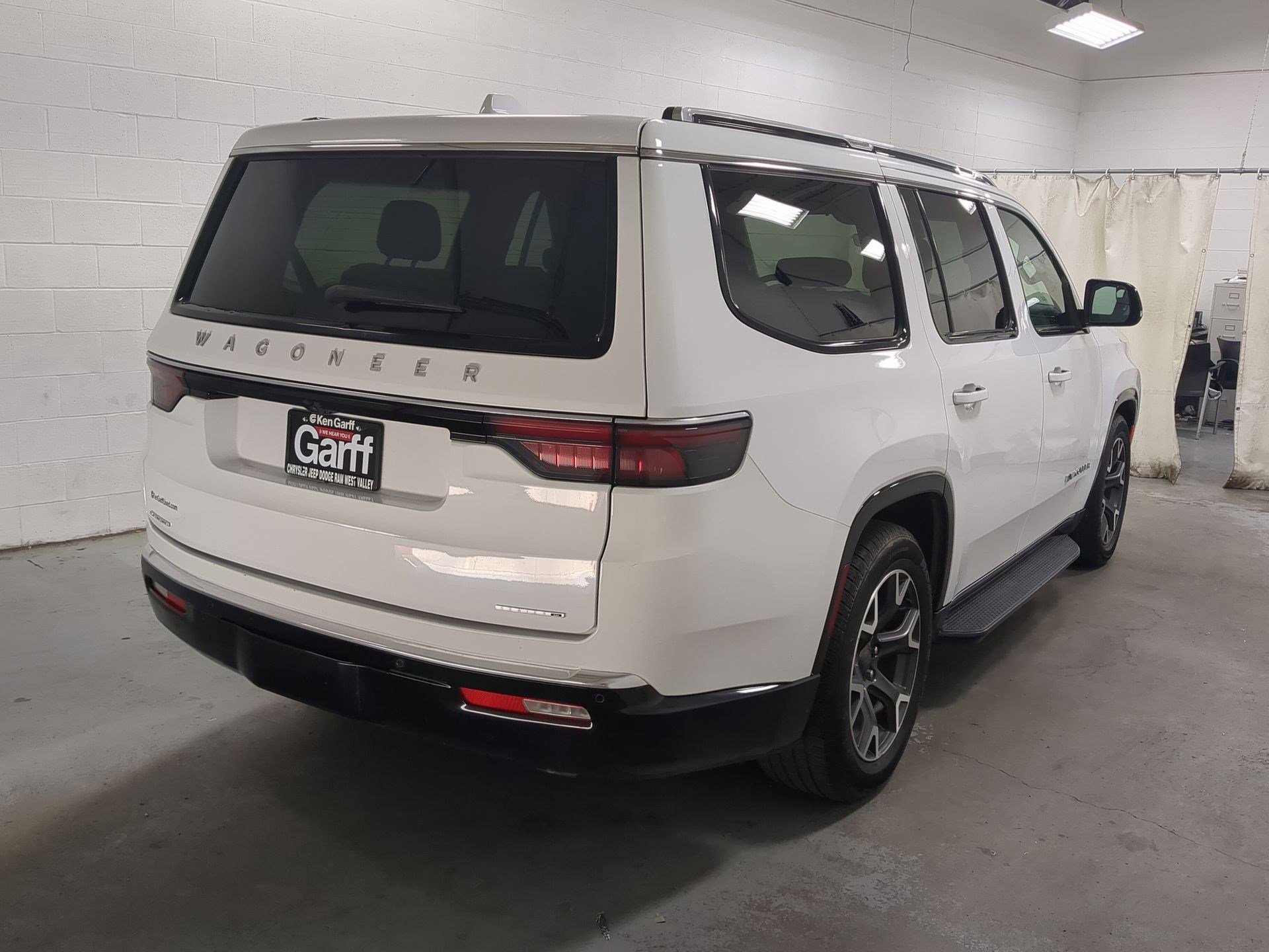 Used 2023 Jeep Wagoneer Series III w/ Preferred Equipment Group image 3