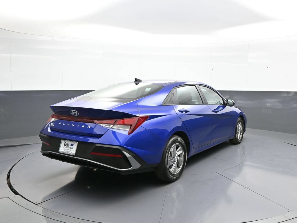 Certified 2025 Hyundai Elantra SE FWD image 6