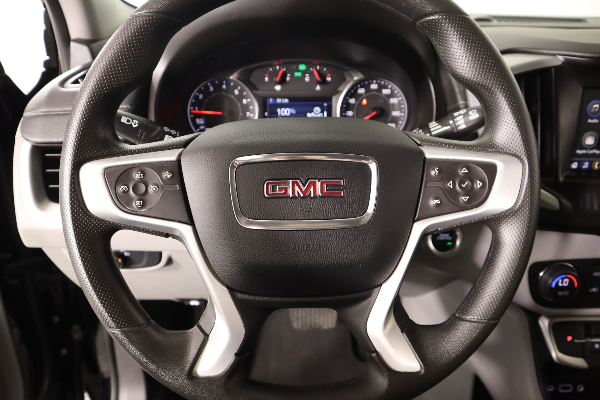 Used 2024 GMC Terrain SLE w/ Driver Convenience Package FWD image 3