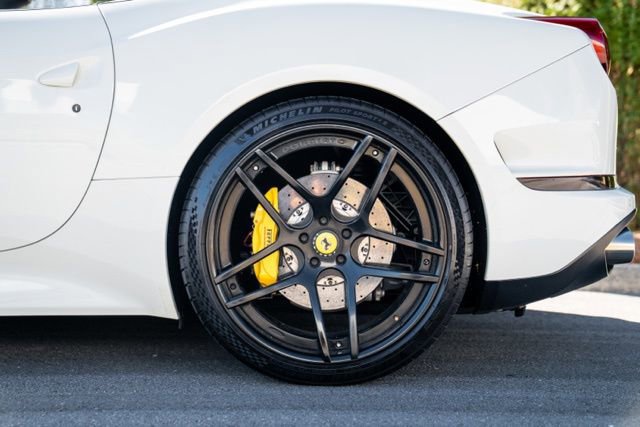 Used 2016 Ferrari California T RWD image 31