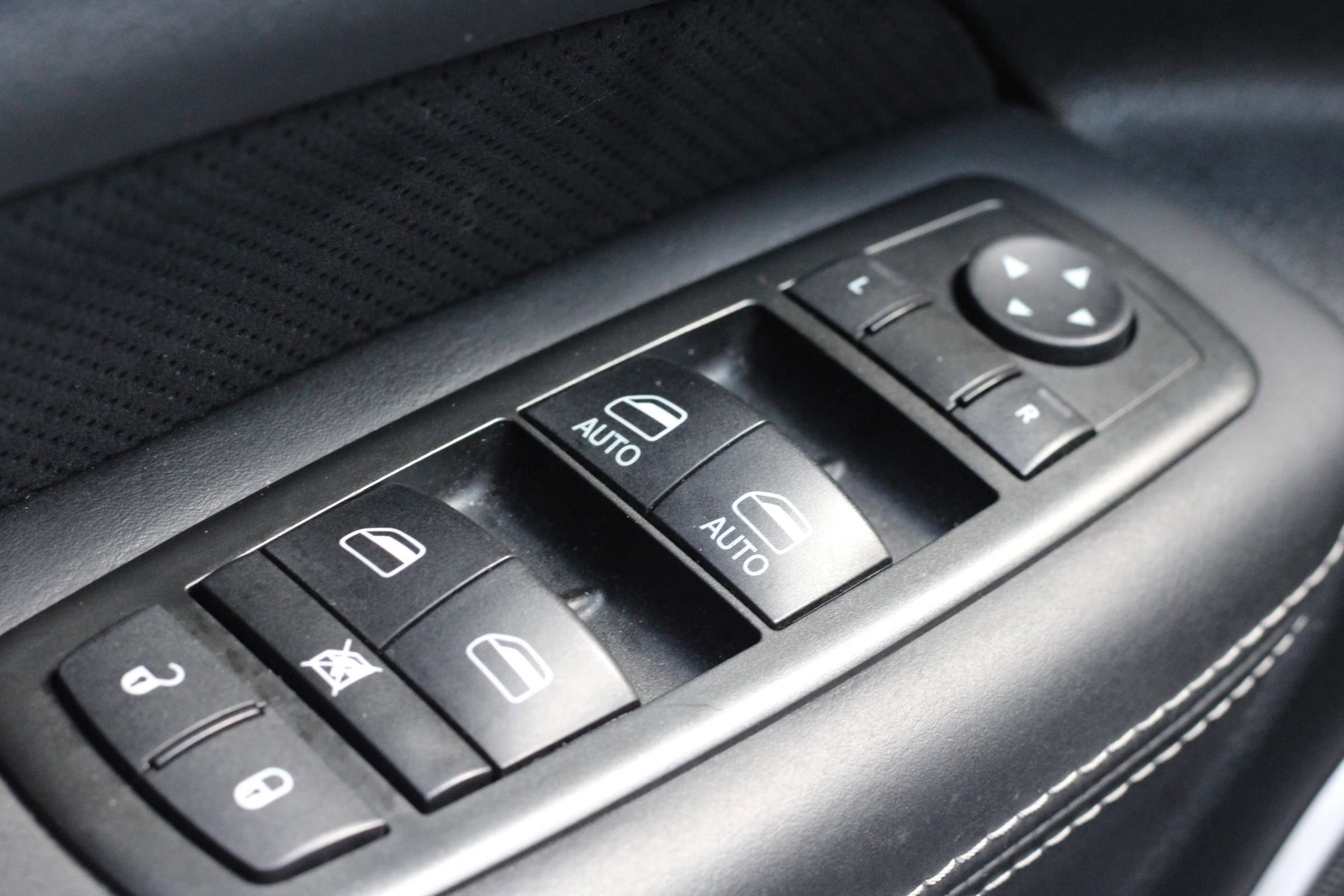 Used 2015 Jeep Grand Cherokee SRT w/ Luxury Group II AWD/4WD image 21