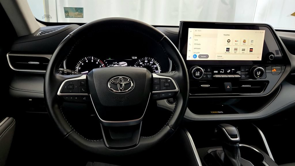 Used 2023 Toyota Highlander XLE AWD/4WD image 29
