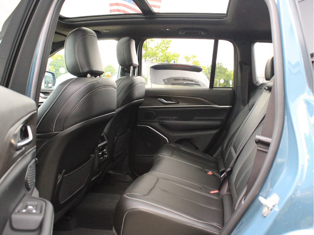 Used 2026 Jeep Grand Cherokee Limited w/ Limited Altitude Package AWD/4WD image 33