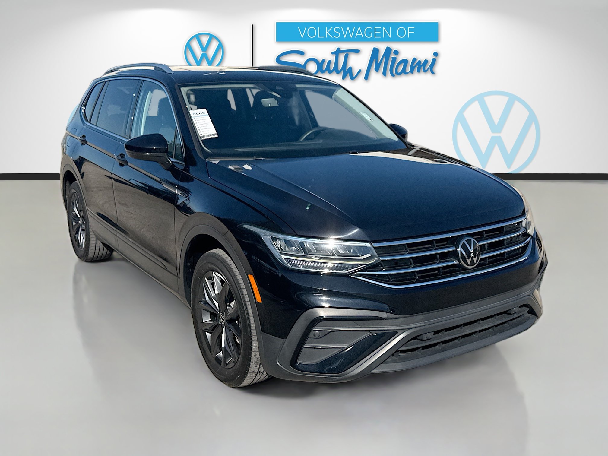 Used 2023 Volkswagen Tiguan SE w/ Panoramic Sunroof Package FWD image 1