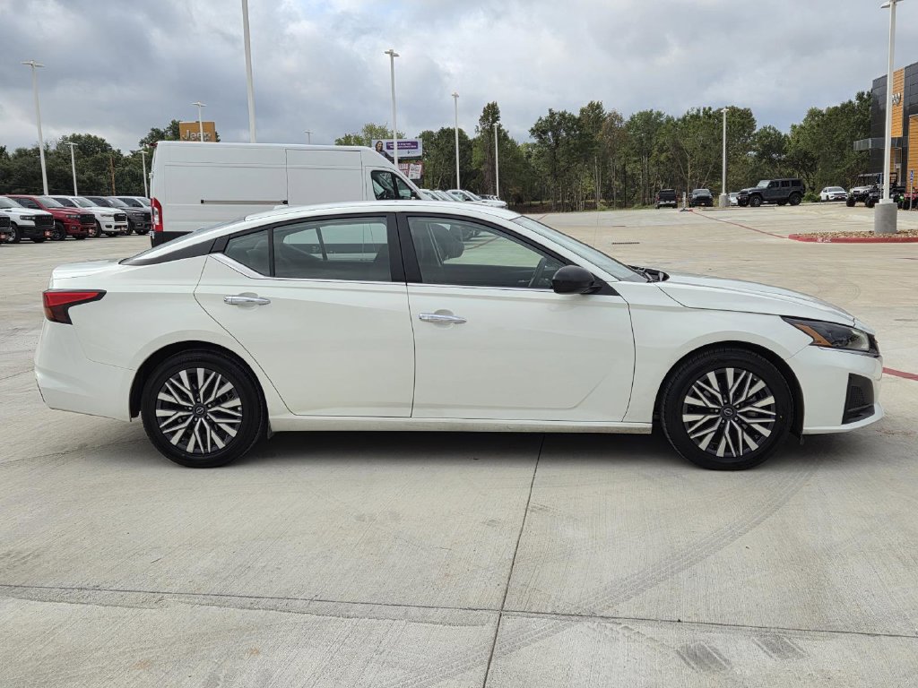 Used 2025 Nissan Altima 2.5 SV FWD image 9
