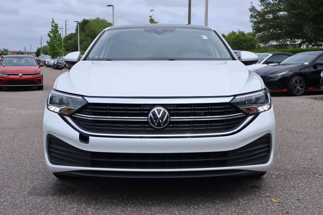 Certified 2022 Volkswagen Jetta SE w/ Panoramic Sunroof Package image 3