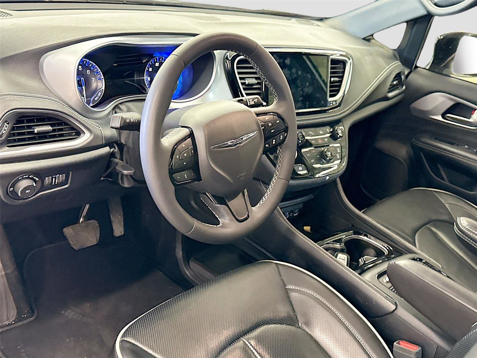 Used 2025 Chrysler Pacifica Limited FWD image 7