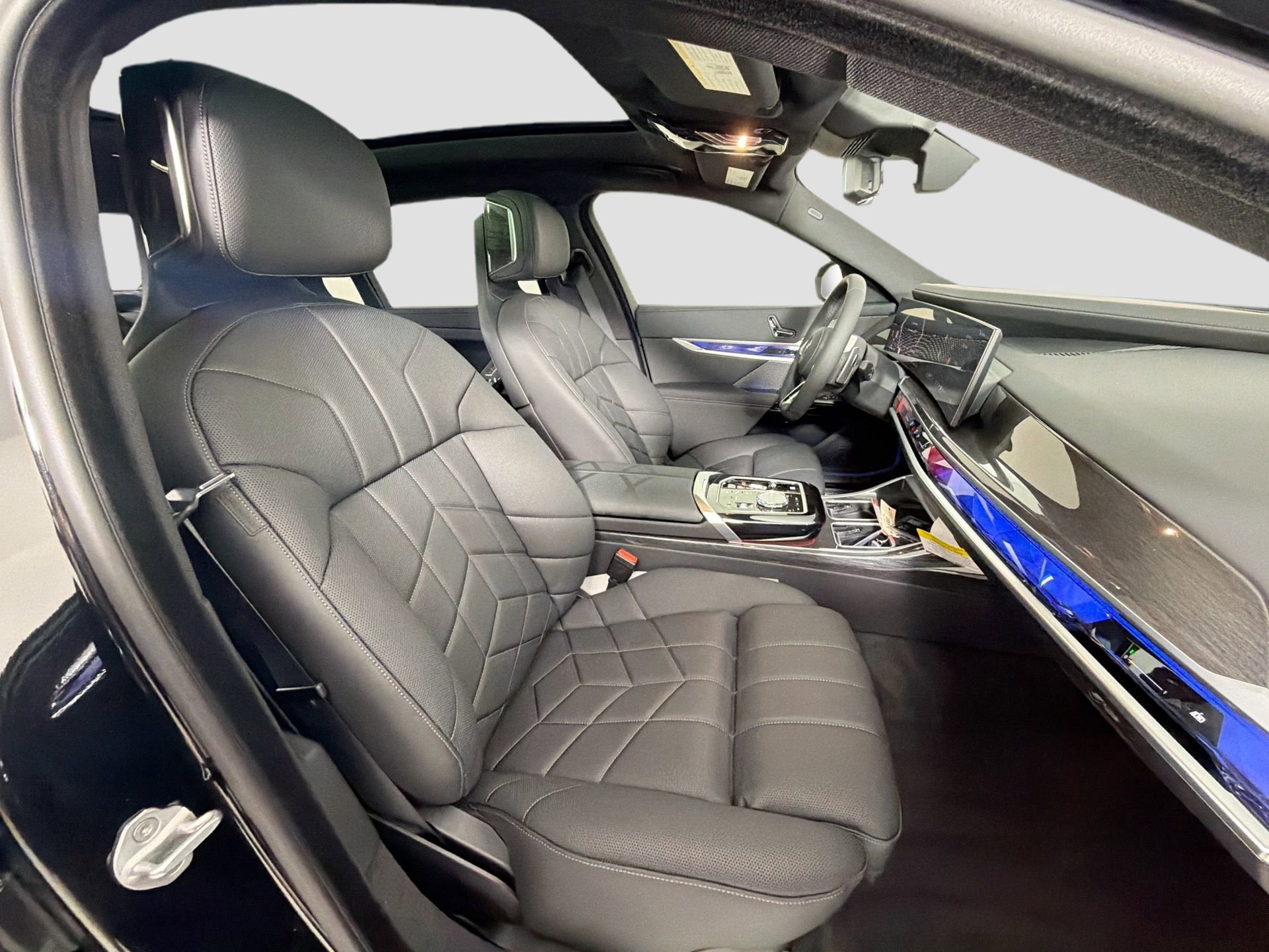 New 2026 BMW 740i xDrive w/ Executive Package image 30