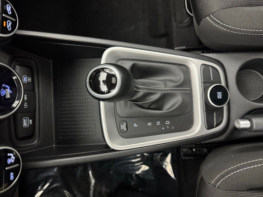 Used 2025 Hyundai Venue SEL FWD image 25