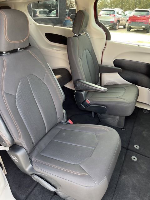 Certified 2019 Chrysler Pacifica Touring-L image 13