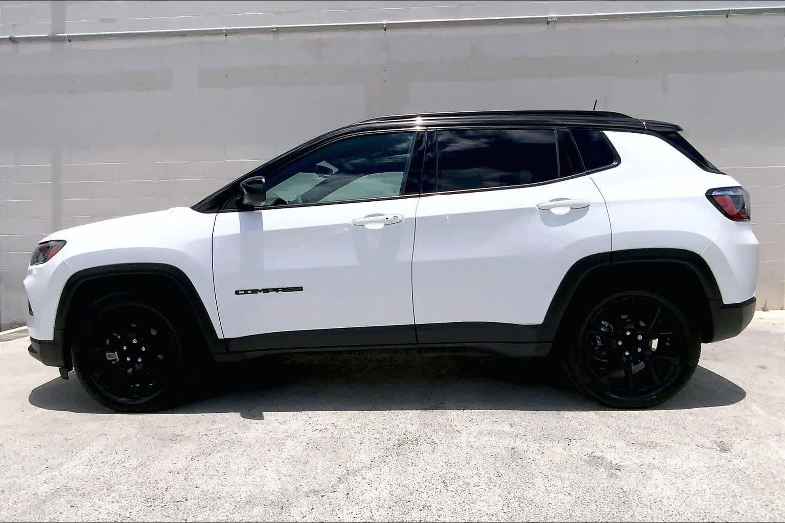 Used 2022 Jeep Compass Latitude FWD image 3