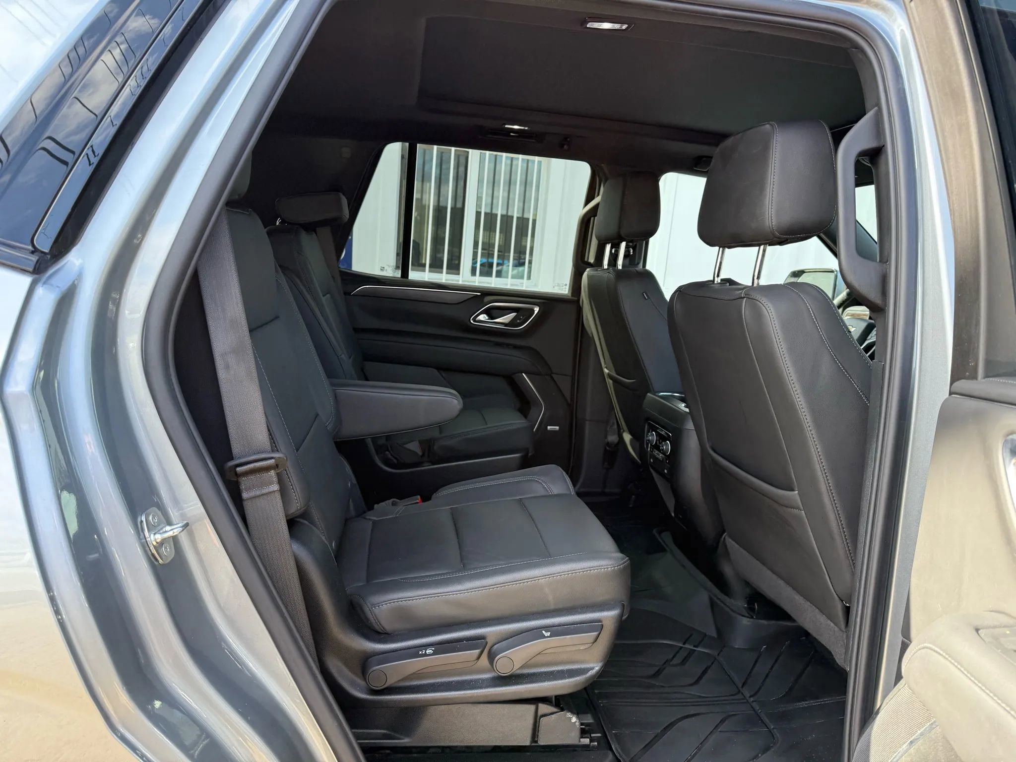 Used 2024 Chevrolet Tahoe Z71 w/ Luxury Package image 25