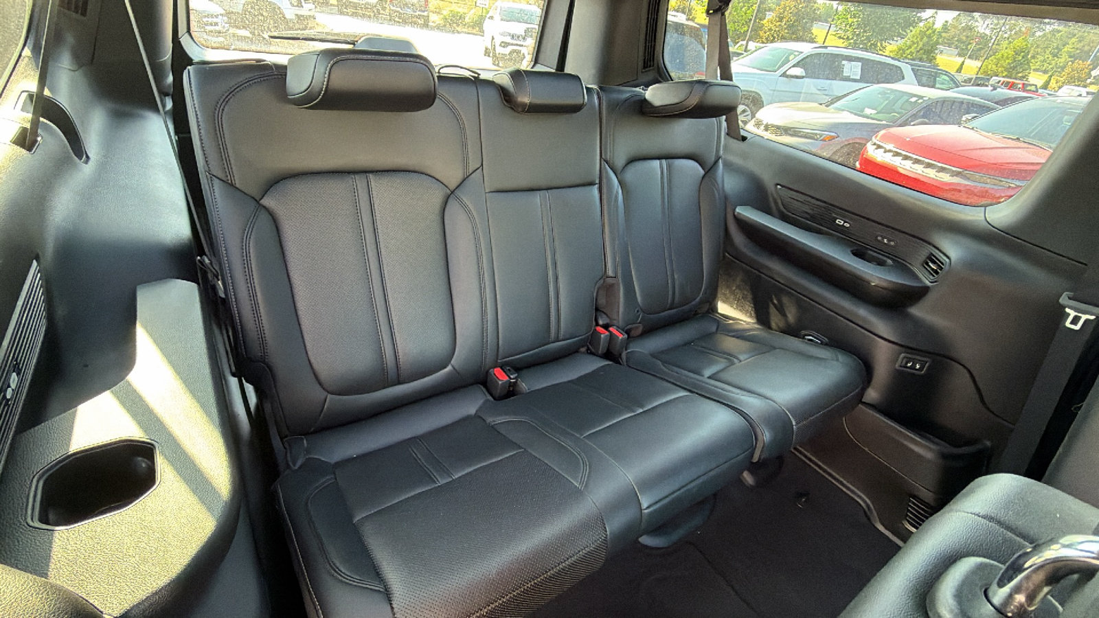 Certified 2024 Jeep Wagoneer L Series II AWD/4WD image 24