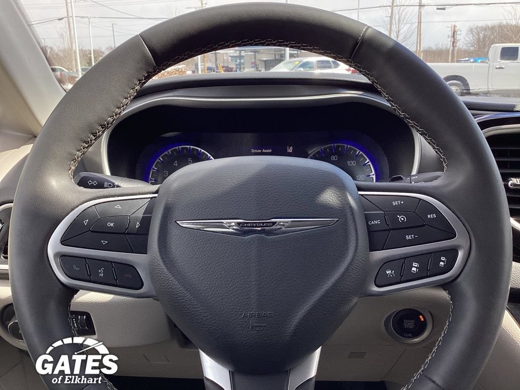 Used 2023 Chrysler Pacifica Touring-L FWD image 28