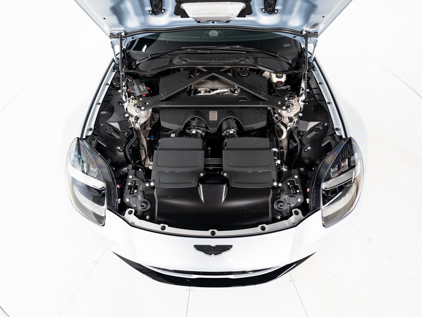 Used 2025 Aston Martin V8 Vantage Coupe RWD image 39
