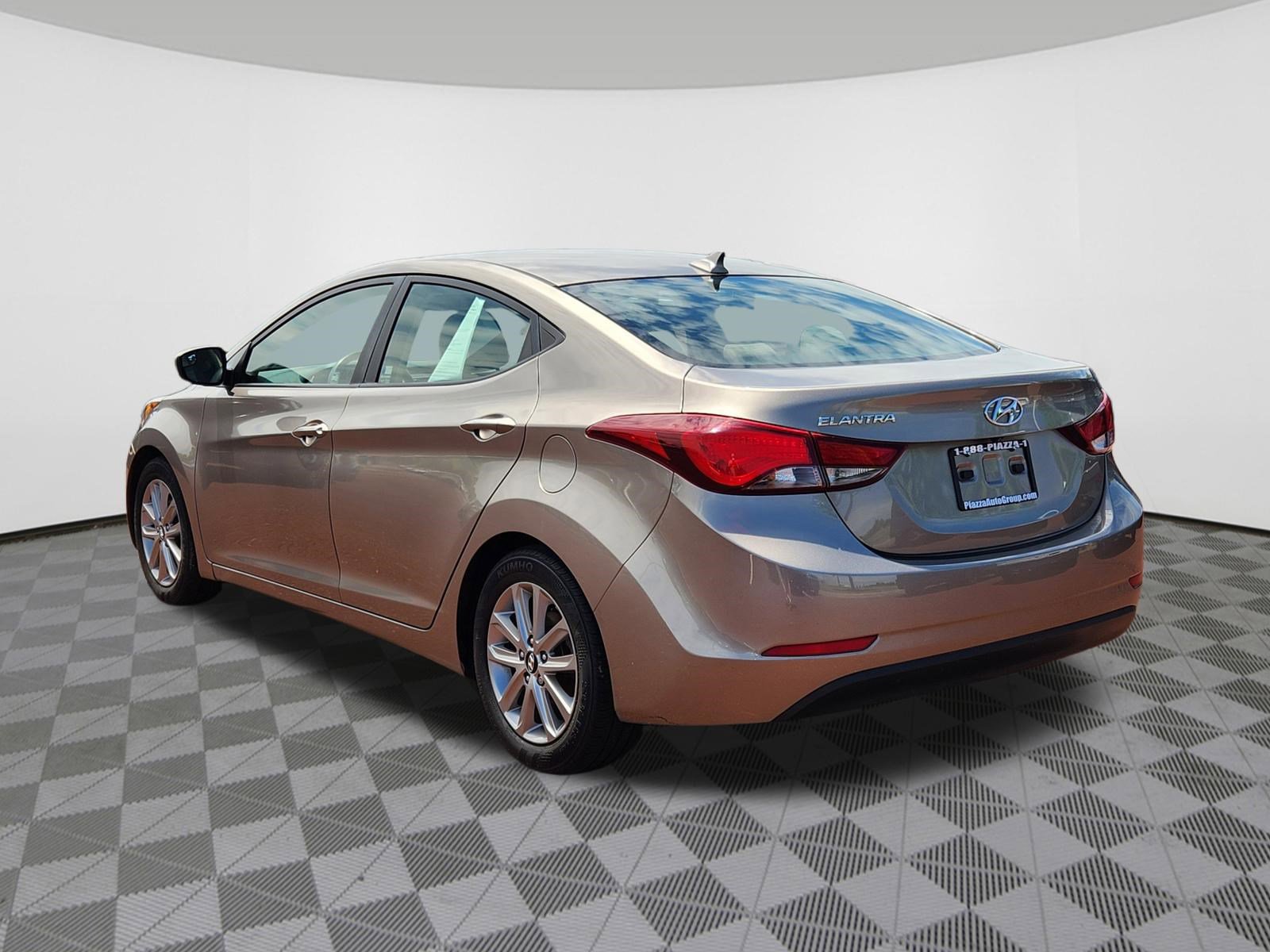 Used 2014 Hyundai Elantra SE w/ Option Group 02 FWD image 3